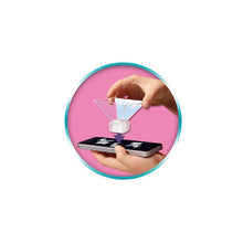 Carregar imagem no visualizador da galeria, Princesa Estrella del Hielo con conejitos nivales. Una parte lateral de la pirámide del holograma está impresa con un patrón que actúa como fondo para la figura del holograma. La base de cristal sirve como soporte para la pirámide; la base de goma protege la pantalla del smartphone o tablet . 