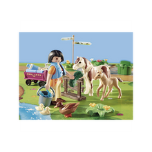Cargar imagen en el visor de la galería, Set de ponis de Playmobil Maps. Con una alfombra de juego a modo de decorado para cuidar los ponis. Incluye una figura Playmobil de jugador, un poni y un potro. 