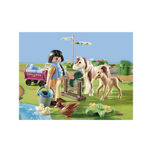 Set de ponis de Playmobil Maps. Con una alfombra de juego a modo de decorado para cuidar los ponis. Incluye una figura Playmobil de jugador, un poni y un potro. 