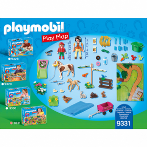 Set de ponis de Playmobil Maps. Con una alfombra de juego a modo de decorado para cuidar los ponis. Incluye una figura Playmobil de jugador, un poni y un potro. 