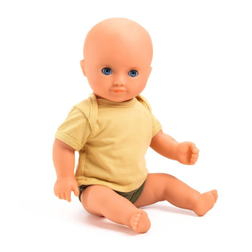 Baby Olive Niño Baño- Pomea by Djeco,Siempre dispuesto para el baño, Con su suave cuerpo de vinilo, (32 cm) . Abre y cierra los ojos,Sus brazos y piernas están articulados 