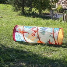 Cargar imagen en el visor de la galería, Fantástico túnel de actividades perfecto para que los más pequeños jueguen con los orificios para meter bolas, gateen y entren por un lado y salgan por otro. Déjales rienda suelta a su imaginación. Sirve para casa y para el jardín. Mide 120 cm de largo. Se pliega y se despliega con un facil movimiento de pop-up. 