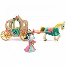 Carregar imagem no visualizador da galeria, Mila con Carroza de Arty Toys - Djeco 36788 Su carruaje espera, princesa! La princesa Mila montada en su majestuosa carroza de doradas ruedas tirada por su hermoso corcel se alejan para llegar al baile… Ella viste un largo vestido verde y rosa adornado con flores y una delicada mariposas. 