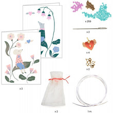 Cargar imagen en el visor de la galería, bonita caja brillante con una variedad de cuentas y amuletos de flores para crear 2 pulseras con amor. 2 joyas para guardar o regalar en una bonita bolsa de organza a nuestra mejor amiga o a un ser querido.