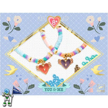 Cargar imagen en el visor de la galería, bonita caja brillante con una variedad de cuentas y amuletos de flores para crear 2 pulseras con amor. 2 joyas para guardar o regalar en una bonita bolsa de organza a nuestra mejor amiga o a un ser querido.