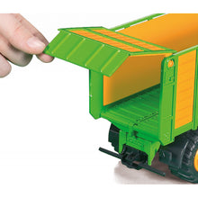 Carregar imagem no visualizador da galeria, Reproducción a escala 1/32 de este remolque agrícola de 2 ejes. Está hecho en metal y partes de plástico.. Se puede enganchar en cualquier modelo de tractor de la marca SIKU hecho a escala 1/32. Tiene portón trasero para poder efectuar la descarga por detrás. Mide 27 cm aproximadamente. 
