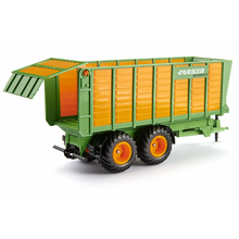 Carregar imagem no visualizador da galeria, Reproducción a escala 1/32 de este remolque agrícola de 2 ejes. Está hecho en metal y partes de plástico.. Se puede enganchar en cualquier modelo de tractor de la marca SIKU hecho a escala 1/32. Tiene portón trasero para poder efectuar la descarga por detrás. Mide 27 cm aproximadamente. 