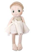 Cargar imagen en el visor de la galería, Hazel es una dulce muñeca de 35 cms de la colección ecológica Eco Buds . Pertenece a la prestigiosa marca sueca de muñecas Rubens Barn. Los Eco Buds están hechos a mano con algodón 100% orgánico. La parte inferior está rellena de un granulado, cosa que les permite sentarse con comodidad. Será una compañera fiel desde el nacimiento hasta cualquier edad.