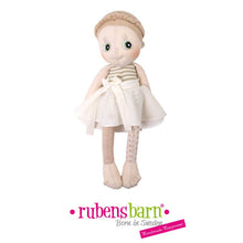 Cargar imagen en el visor de la galería, Hazel es una dulce muñeca de 35 cms de la colección ecológica Eco Buds . Pertenece a la prestigiosa marca sueca de muñecas Rubens Barn. Los Eco Buds están hechos a mano con algodón 100% orgánico. La parte inferior está rellena de un granulado, cosa que les permite sentarse con comodidad. Será una compañera fiel desde el nacimiento hasta cualquier edad.