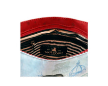 Carregar imagem no visualizador da galeria, Bolsito bandolera Gorjuss Italia. Con cremallera superior. Mide 20 x 22 x 5 cm. La bandolera es regulable.