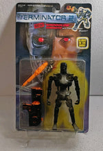 Cargar imagen en el visor de la galería, Figura de Terminator 2 Endoglow con Flame-Trower Blaster. Brilla en la oscuridad. Producto nuevo en su blister original de 1992 fabricado por Kenner con licencia de la película. El envase se ve un poco envejecido por el curso de los años pero el producto interior está impecable. Nunca ha sido abierto. Réplica para coleccionista.