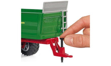 Carregar imagem no visualizador da galeria, Reproducción a escala 1/32 de este remolque agrícola de 3 ejes. Está hecho en metal y partes de plástico.. Se puede enganchar en cualquier modelo de tractor de la marca SIKU hecho a escala 1/32. Mide 33 cm aproximadamente. Recomendado a partir de 3 años y coleccionistas de cualquier edad.