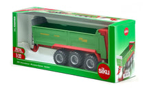 Carregar imagem no visualizador da galeria, Reproducción a escala 1/32 de este remolque agrícola de 3 ejes. Está hecho en metal y partes de plástico.. Se puede enganchar en cualquier modelo de tractor de la marca SIKU hecho a escala 1/32. Mide 33 cm aproximadamente. Recomendado a partir de 3 años y coleccionistas de cualquier edad.