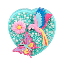 Carregar imagem no visualizador da galeria, maletín de maquillaje infantil con espejo Corazón de Souza! es el complemento perfecto para que los peques se diviertan explorando su creatividad a través del juego simbólico. Incluye 18 piezas con sombras de ojos, brillos de labios y colorete en tonos suaves, ideales para crear looks divertidos y llenos de fantasía. Su formato en cajita con forma de corazón, con espejo integrado, lo convierte en un accesorio práctico y encantador.