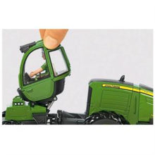 Carregar imagem no visualizador da galeria, Tractor forestal hecho a escala 1/32 en metal y parrtes de plástico. Tiene pinzas para cargar los troncos. Tiene 3 ejes de ruedas. El tren de ruedas delanteras es articulado para poder adaptarse mejor a los terrenos abruptos. La cabina se puede elevar. Incluye 4 troncos. 