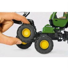 Carregar imagem no visualizador da galeria, Tractor forestal hecho a escala 1/32 en metal y parrtes de plástico. Tiene pinzas para cargar los troncos. Tiene 3 ejes de ruedas. El tren de ruedas delanteras es articulado para poder adaptarse mejor a los terrenos abruptos. La cabina se puede elevar. Incluye 4 troncos. 