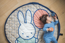 Carregar imagem no visualizador da galeria, alfombra Play &amp; Go – Soft Miffy es mucho más que una alfombra: es un espacio suave y acogedor para jugar… ¡y en segundos se convierte en bolsa para guardar todo! Con el adorable diseño de Miffy, esta versión acolchada es ideal para bebés y peques pequeños. 