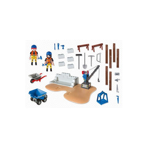 Super Set de construcción de Playmobil. Juego simbólico que desarrolla la imaginación a los pequeños constructores. Incluye 2 figuras de trabajadores, una grua, un mini volquete, una carretilla y mucho material de construcción. La caja tiene forma de maletín.