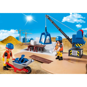 Super Set de construcción de Playmobil. Juego simbólico que desarrolla la imaginación a los pequeños constructores. Incluye 2 figuras de trabajadores, una grua, un mini volquete, una carretilla y mucho material de construcción. La caja tiene forma de maletín.