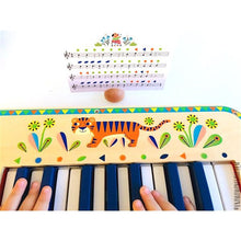 Carregar imagem no visualizador da galeria,  magnífico sintetizador electrónico de madera ilustrado para niños. Con las partituras que incluye se pueden tocar 4 canciones populares o componer otras piezas, según se desee. Cada nota se reemplaza con un signo de color