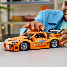Carregar imagem no visualizador da galeria, Fast &amp; Furious Toyota Supra - LEGO Technic 42204, kit de maqueta de coche lleva la diversión más trepidante a los fans de Fast and Furious. Construye los fieles detalles del deportivo de juguete LEGO Technic Fast and Furious Toyota Supra MK4 eñas.