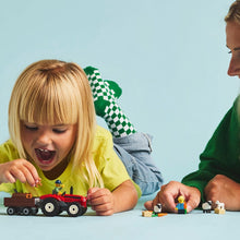 Carregar imagem no visualizador da galeria, Tractor Rojo con Remolque,Lleva el encanto del campo a los juegos de tus peques con el set LEGO City Tractor Rojo con remolque y ovejas. Contiene un tractor rojo con remolque desmontable