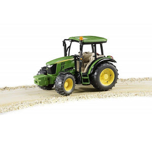  tractor John Deere 5115M de Bruder es una replica detallada del tractor original, con escala 1:16. El John Deere 5115M ofrece una experiencia de juego realista y sin precedentes. El tractor es adecuado para jugar tanto en interiores como en exteriores gracias al material fuerte.