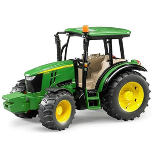  tractor John Deere 5115M de Bruder es una replica detallada del tractor original, con escala 1:16. El John Deere 5115M ofrece una experiencia de juego realista y sin precedentes. El tractor es adecuado para jugar tanto en interiores como en exteriores gracias al material fuerte.