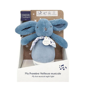 Conejito Musical Luz Azul - Baby Rabbit Doudou Blue Proporciona a tu bebé un mundo de ternura y serenidad con la luz nocturna Baby Rabbit Doudou.   Suave y relajante:     Colores pastel y peluche ultrasuave para un primer contacto tierno y tranquilizador.    