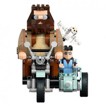 Carregar imagem no visualizador da galeria,  Viaje en Moto de Hagrid y Harry, Sujétate fuerte y disfruta del set Viaje en Moto de Hagrid y Harry, un encantador juguete para niñas, niños y fans del Mundo Mágico. Consta de 617 piezas.