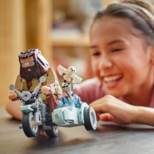 Carregar imagem no visualizador da galeria,  Viaje en Moto de Hagrid y Harry, Sujétate fuerte y disfruta del set Viaje en Moto de Hagrid y Harry, un encantador juguete para niñas, niños y fans del Mundo Mágico. Consta de 617 piezas.