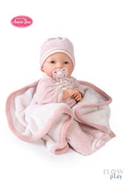 Carregar imagem no visualizador da galeria, Bimba Lagrimitas con Mantita,Lleva un suave pijama a juego con el gorrito. Si la acuestas cerrará sus ojitos y se dormirá tranquilamente. Bimba es una muñeca con mecanismo de sonido de Muñecas Antonio Juan. Al quitarle el chupete llora y llama a sus papás, pero si le pones el chupete se tranquilizará. Tiene el cuerpo de tela blandito 