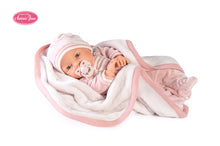 Carregar imagem no visualizador da galeria, Bimba Lagrimitas con Mantita,Lleva un suave pijama a juego con el gorrito. Si la acuestas cerrará sus ojitos y se dormirá tranquilamente. Bimba es una muñeca con mecanismo de sonido de Muñecas Antonio Juan. Al quitarle el chupete llora y llama a sus papás, pero si le pones el chupete se tranquilizará. Tiene el cuerpo de tela blandito 