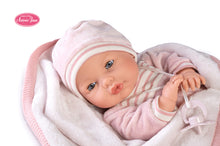 Carregar imagem no visualizador da galeria, Bimba Lagrimitas con Mantita,Lleva un suave pijama a juego con el gorrito. Si la acuestas cerrará sus ojitos y se dormirá tranquilamente. Bimba es una muñeca con mecanismo de sonido de Muñecas Antonio Juan. Al quitarle el chupete llora y llama a sus papás, pero si le pones el chupete se tranquilizará. Tiene el cuerpo de tela blandito 