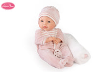 Carregar imagem no visualizador da galeria, Bimba Lagrimitas con Mantita,Lleva un suave pijama a juego con el gorrito. Si la acuestas cerrará sus ojitos y se dormirá tranquilamente. Bimba es una muñeca con mecanismo de sonido de Muñecas Antonio Juan. Al quitarle el chupete llora y llama a sus papás, pero si le pones el chupete se tranquilizará. Tiene el cuerpo de tela blandito 