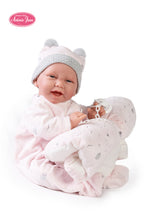 Carregar imagem no visualizador da galeria, Recien Nacida Carla Nubecuerpo es de tela blandito para poder abrazarla suavemente y su cara y extremidades de suave vinilo. Carla mide 42 cm y pesa 800 gr. ¡Le gusta acurrucarse encima de su cojín! P,uede colocarse en muchas posiciones como un bebé real porque sus extremidades giran