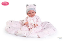 Carregar imagem no visualizador da galeria, Recien Nacida Carla Nubecuerpo es de tela blandito para poder abrazarla suavemente y su cara y extremidades de suave vinilo. Carla mide 42 cm y pesa 800 gr. ¡Le gusta acurrucarse encima de su cojín! P,uede colocarse en muchas posiciones como un bebé real porque sus extremidades giran