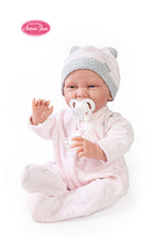 Carregar imagem no visualizador da galeria, Recien Nacida Carla Nubecuerpo es de tela blandito para poder abrazarla suavemente y su cara y extremidades de suave vinilo. Carla mide 42 cm y pesa 800 gr. ¡Le gusta acurrucarse encima de su cojín! P,uede colocarse en muchas posiciones como un bebé real porque sus extremidades giran