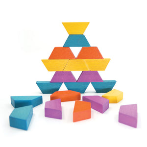 Desafío Trapezoide, puedes formar el objeto que hay en las láminas de múltiples formas y además podrás formar todos aquellos diseños que te inspire tu imaginación Incluye 80 trapecios de colores y 4 láminas.