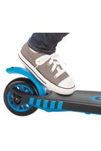 Cargar imagen en el visor de la galería, Patinete de 3 ruedas Little Tikes de color azul para las rodadores más pequeños. Con dos ruedas delanteras y una trasera. Freno en la rueda trasera. La dirección se ejerce con una inclinación lateral del manillar.