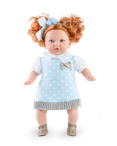 Alina es una bonita muñeca pelirroja de 45 cm con vestido de punto azul