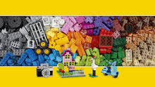 Carregar imagem no visualizador da galeria, Caja grande de Ladrillos LEGO, Incluye una amplia gama de ladrillos de LEGO en 33 colores diferentes Cuenta con una amplia gama de ladrillos, ventanas, puertas, marcos, además tiene dos placas de base de diferentes tamaños. 790 piezas en total. Libro con ideas para construir incluido. Incluye un separador de la…