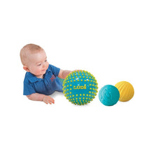 Cargar imagen en el visor de la galería, 3 bolas sensoriales, se prestan a multitud de juegos. Acanaladas, lisas o tachonadas, grandes o pequeñas, todas las bolas estimulan el sentido del tacto, la destreza y la coordinación de movimientos del bebé. 