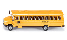 Cargar imagen en el visor de la galería, Autobus escolar americano a escala 1/55. Hecho en metal con partes de plástico. Ruedas de caucho.