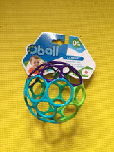 Cargar imagen en el visor de la galería, Oball Pelota Classic El bebé agarra la pelota con facilidad gracias a sus 32 orificios, es suave y flexible 