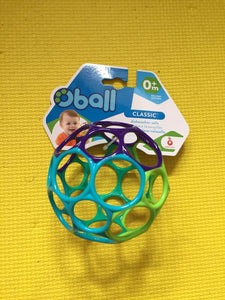 Oball Pelota Classic El bebé agarra la pelota con facilidad gracias a sus 32 orificios, es suave y flexible 
