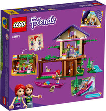 Carregar imagem no visualizador da galeria,  Friends Bosque: Casa (41679) permite a las niñas imaginar cómo se vive en un apacible bosque y jugar en plena naturaleza con LEGO Friends Mia y su familia. 