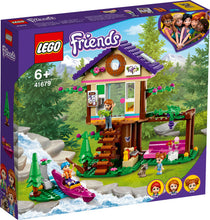 Cargar imagen en el visor de la galería,  Friends Bosque: Casa (41679) permite a las niñas imaginar cómo se vive en un apacible bosque y jugar en plena naturaleza con LEGO Friends Mia y su familia. 