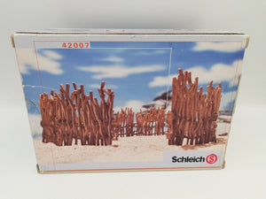 Cercado de animales Schleich a modo de cercado vegetal. Incluye 12 piezas. Las piezas son de plástico.