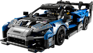 construcción de maqueta LEGO® Technic McLaren Senna GTR™, gran realismo inspirados en el emblemático vehículo original. el detallado motor V8 con pistones móviles y puertas diédricas que se abren hacia arriba y rotan 